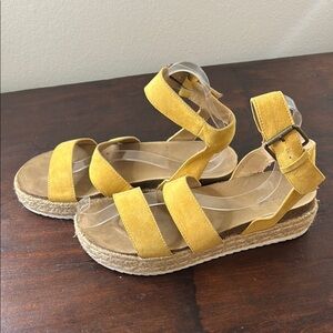 Universal Thread Yellow Sandals Sz 9.5